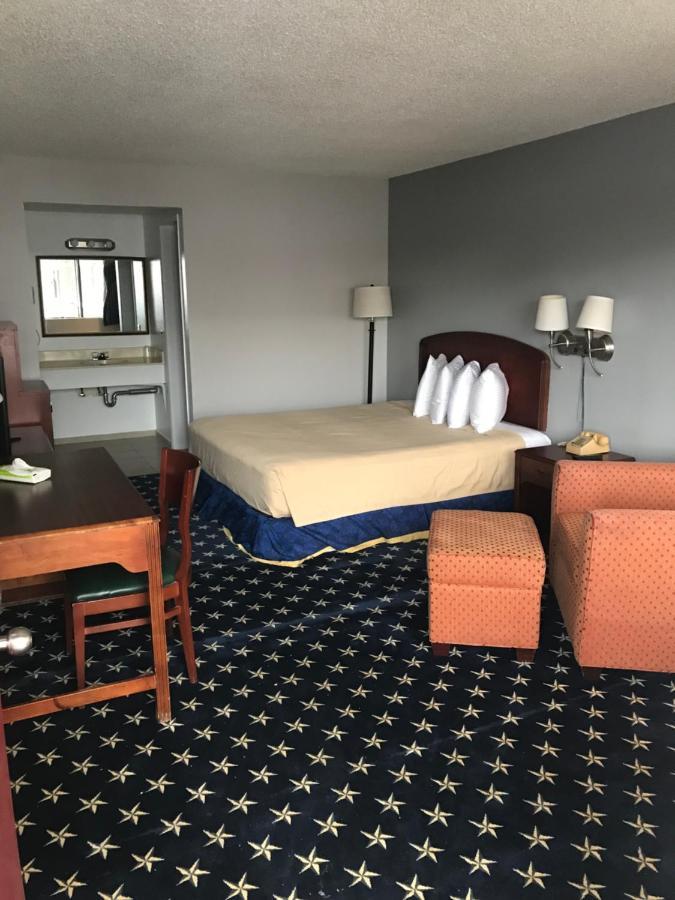 Eunice Plaza Motel *